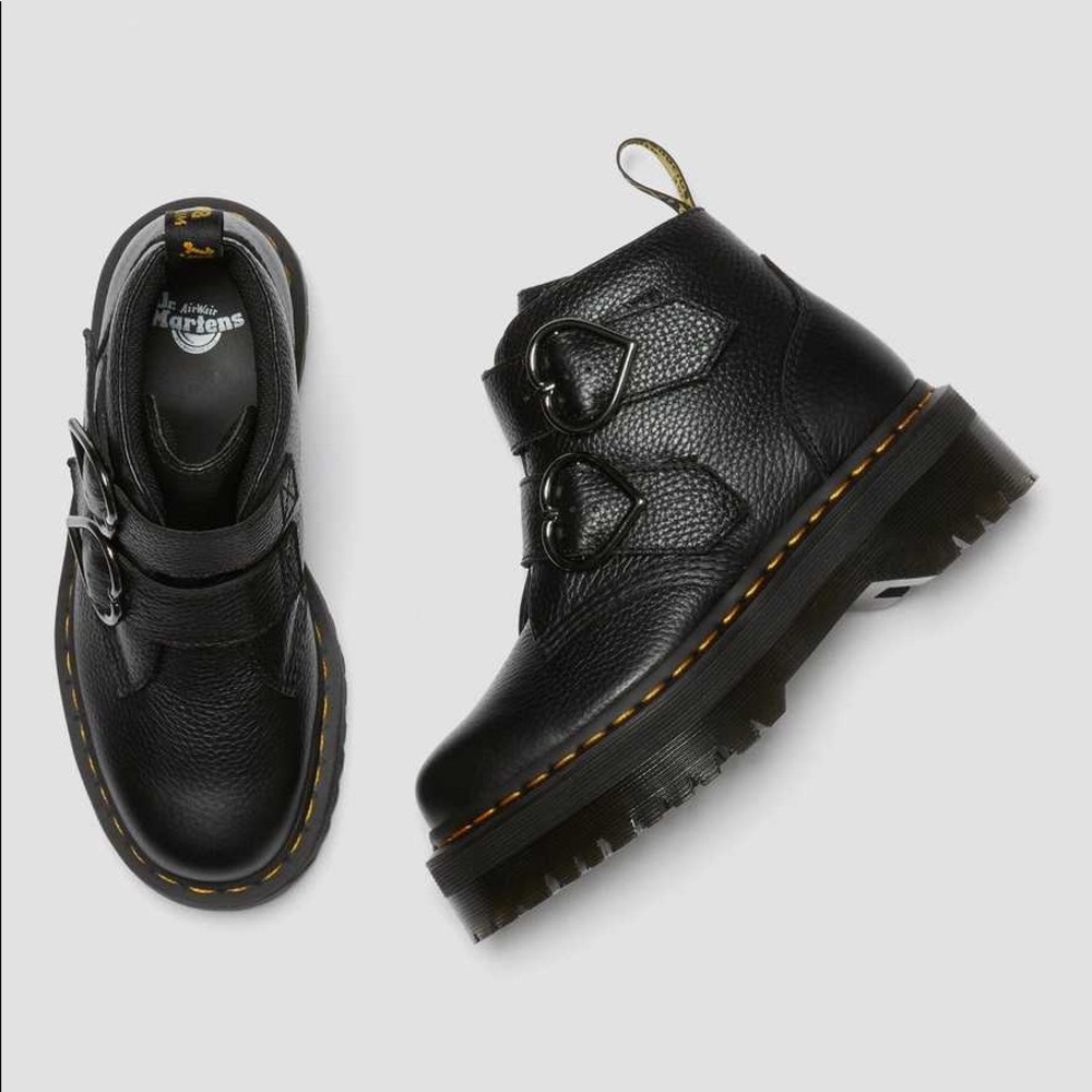 New Devon Heart boots.  Size 8.  Never worn in box.